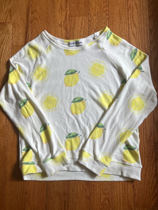 Brokedown Tops - Brokedown Lemon Print White Pullover Sweatshirt Top. Like new Size Small